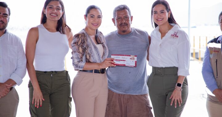 Gobernadora acompaña distribución de tarjetas de Bienpesca a personas de Manzanillo