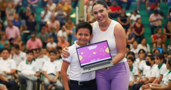 Cerca de 1,900 estudiantes de Colima reciben computadoras gratuitas