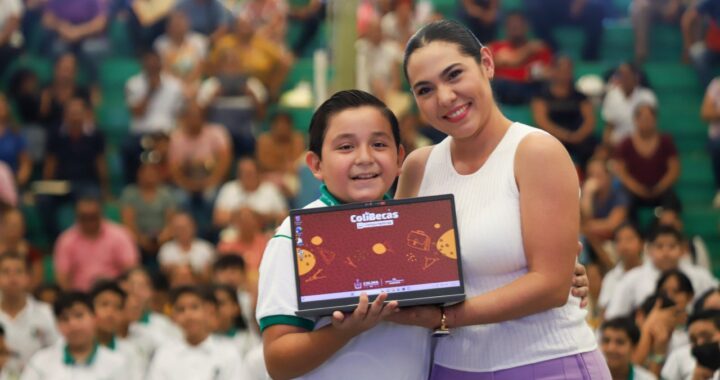 Casi 1,900 estudiantes de Secundaria reciben sus ColiBecas Computadoras gratis, este viernes