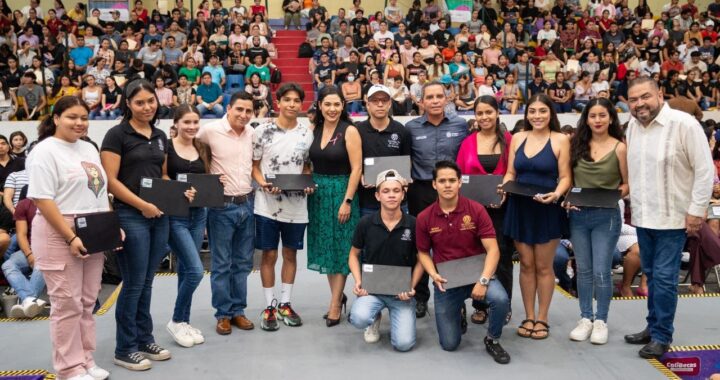 Más de 1,600 estudiantes de UdeC en la Villa recibieron este lunes ColiBecas Computadoras