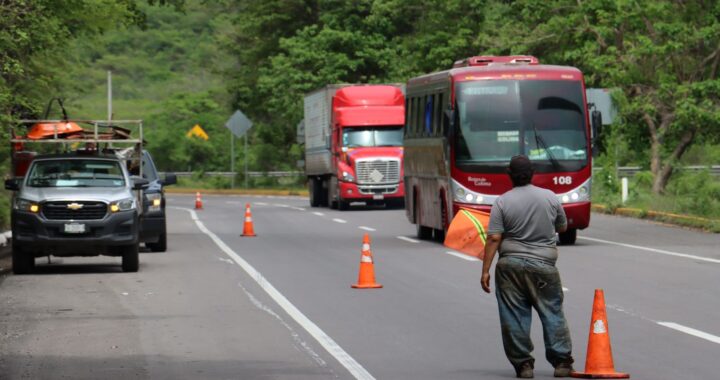 Atiende Seidum baches generados sobre la autopista Colima-Manzanillo