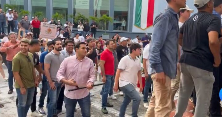 Con lujo de violencia, PRI y PAN intentan detener sesión para aprobación de la Reforma Judicial en el Congreso de Colima