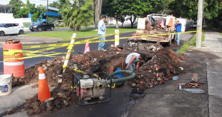 CIAPACOV realiza entronque e instalación de válvulas para mejorar el abasto de colonias que se abastecen de la línea del Río Colima