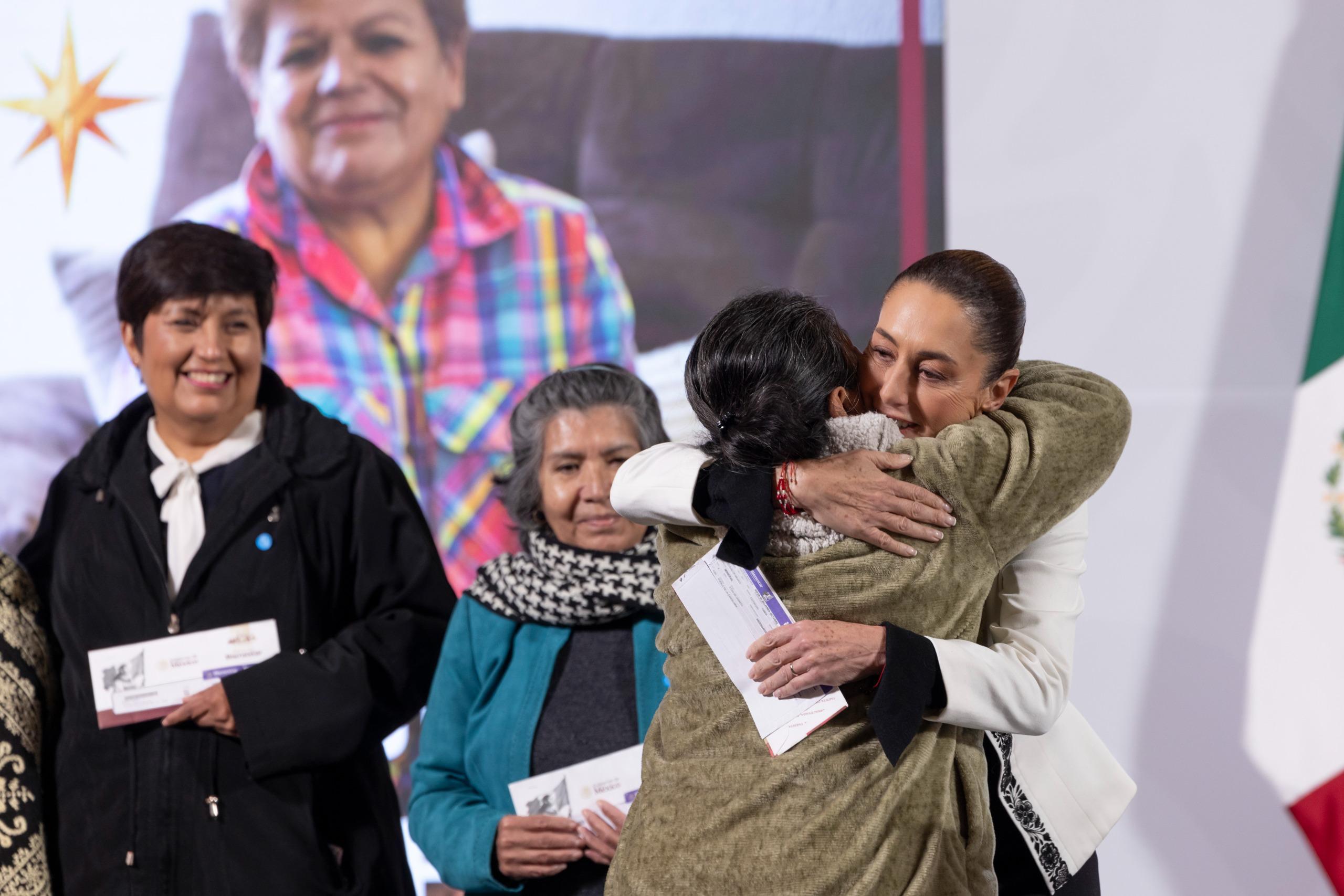 Sheinbaum entrega PRIMERAS tarjetas de PENSIÓN PARA MUJERES de 63 y 64 años