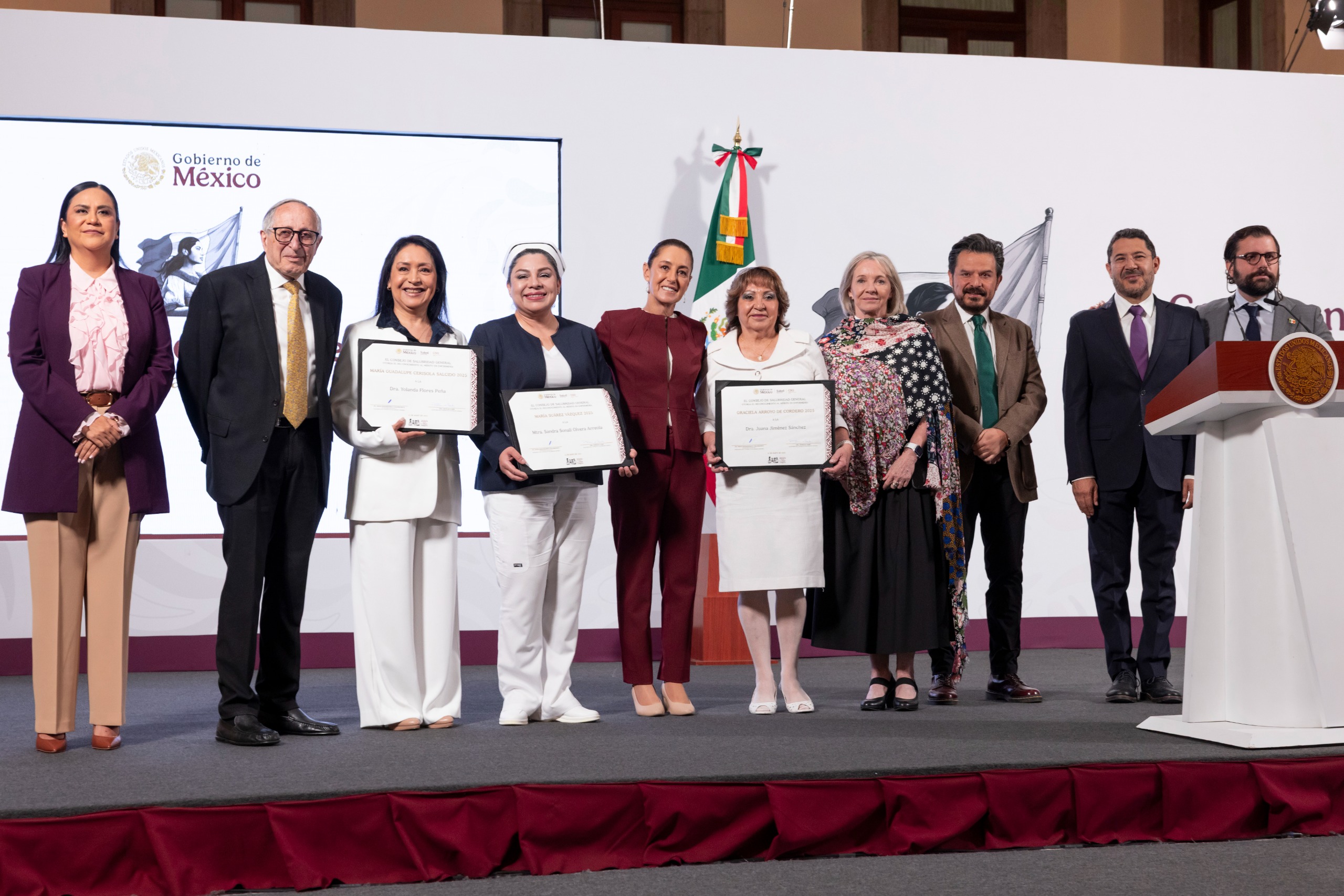 Sheinbaum reconoce la labor de las enfermeras y enfermeros en su día