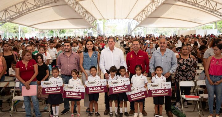 Casi 2,400 estudiantes tecomenses reciben Mi ColiBeca para Empezar este viernes