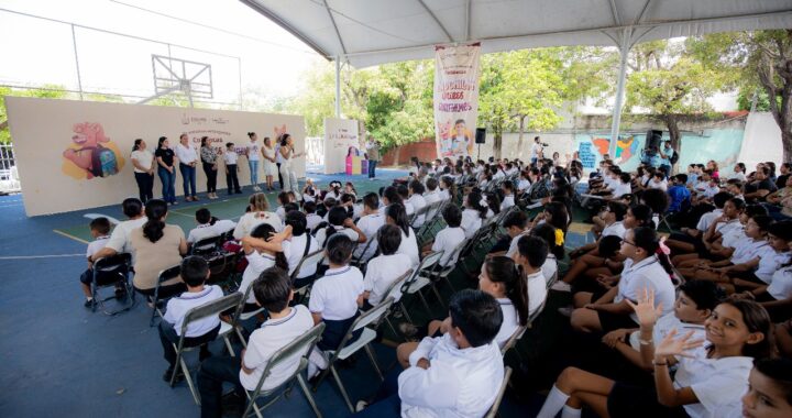 Más de 360 estudiantes de Colima y Minatitlán reciben ColiBecas Mochilas, Útiles y Uniformes, este miércoles