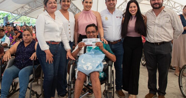 Gobernadora Indira Vizcaíno entrega cerca de 400 tarjetas bancarias de la Pensión para Personas con Discapacidad en Tecomán