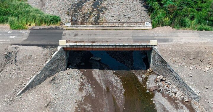 Seidum Colima repara socavón en el libramiento Los Limones a Loma de Juárez